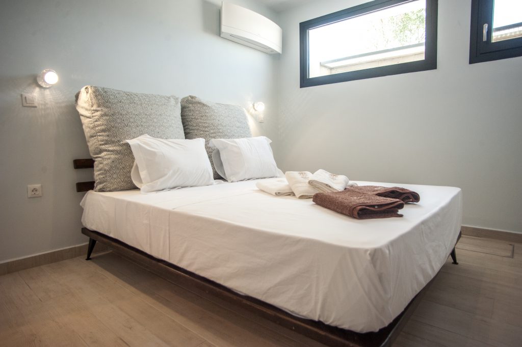 Villa Azzurro bedroom with air conditioning and garden view, Kefalonia