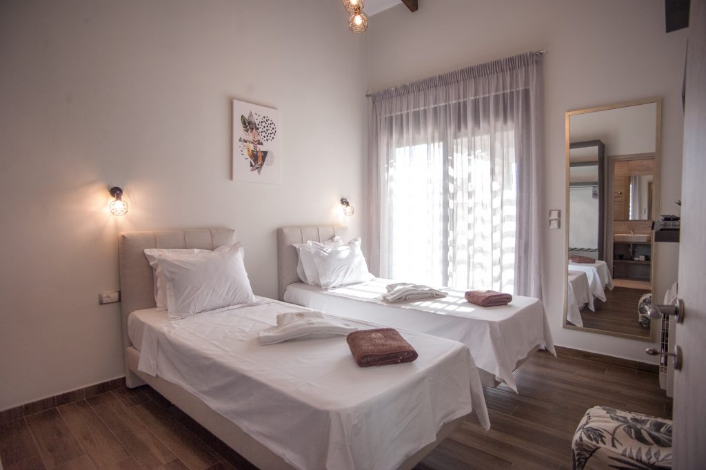 Villa Carisma twin bedroom with en-suite access, Kefalonia