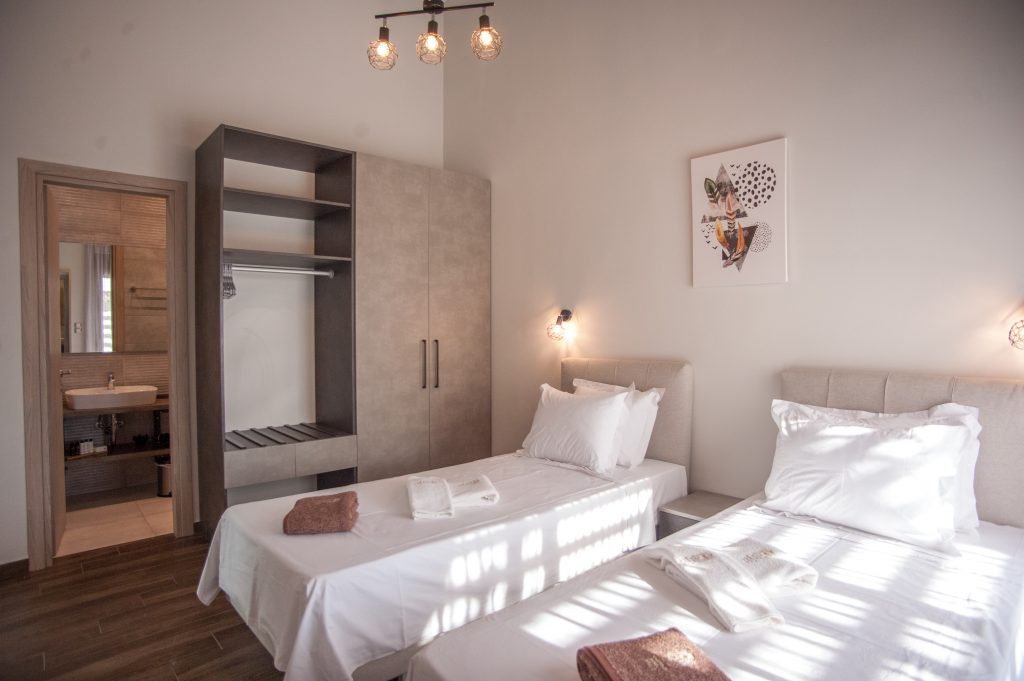 Villa Carisma twin bedroom with fitted wardrobe, Kefalonia