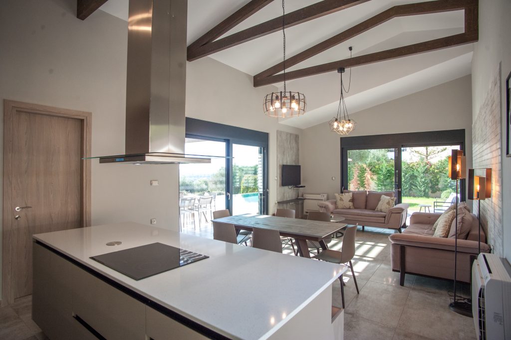Villa Carisma kitchen and dining area with island, Kefalonia