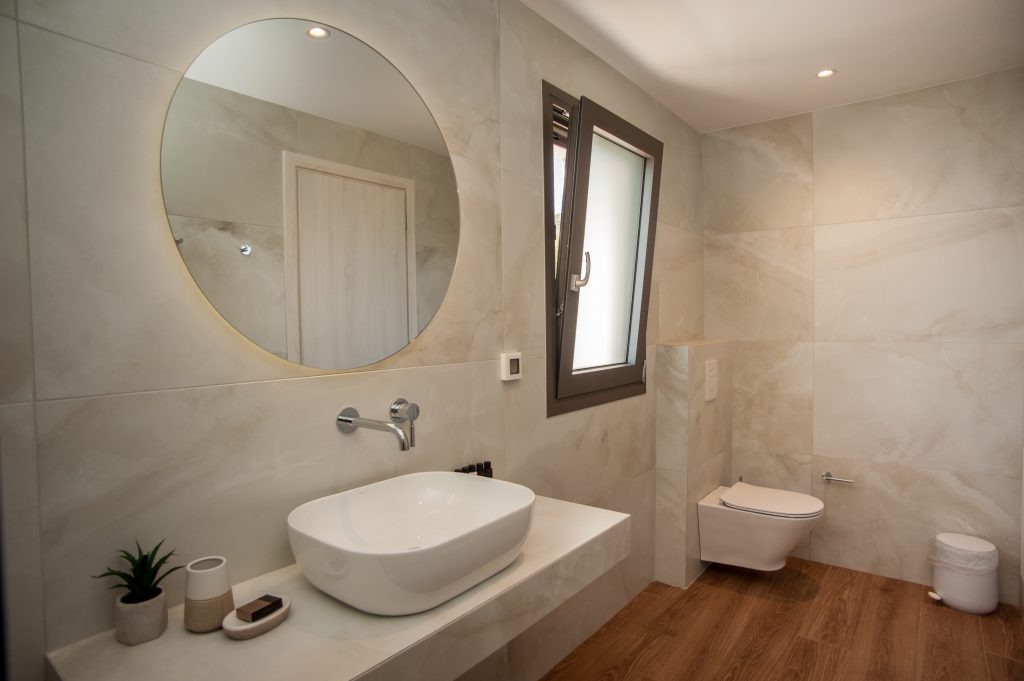 Villa Insieme en-suite bathroom with round mirror and vanity, Kefalonia
