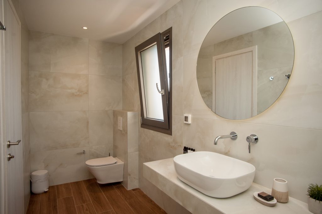 Villa Insieme en-suite bathroom with round mirror and walk-in shower, Kefalonia