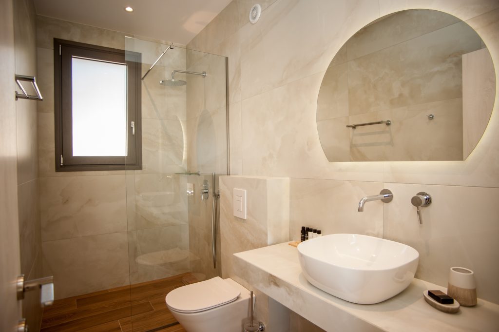Villa Insieme en-suite bathroom with round mirror and walk-in shower, Kefalonia