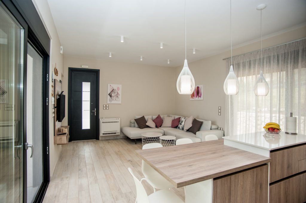 Villa Bambola open-plan living and dining area with kitchen island, Kefalonia